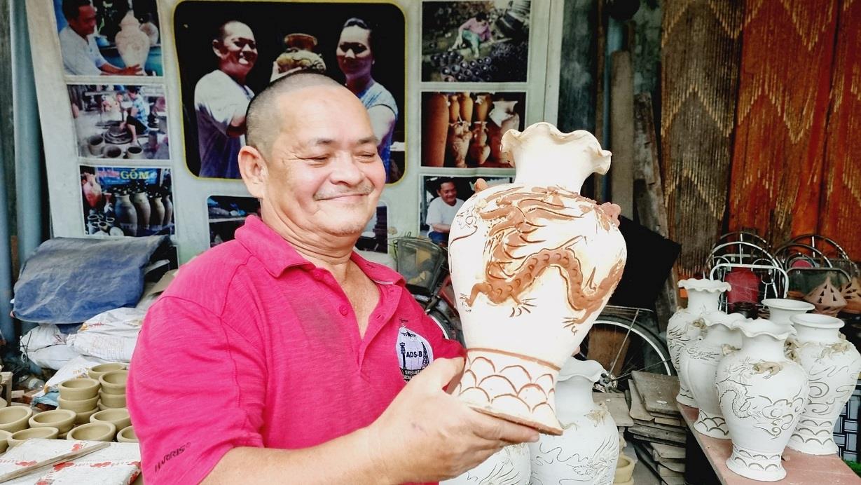 Artisan Dang Van Trinh's family in Quang Ngai is the only household still preserving the My Thien pottery making profession. Photo: Vien Nguyen
