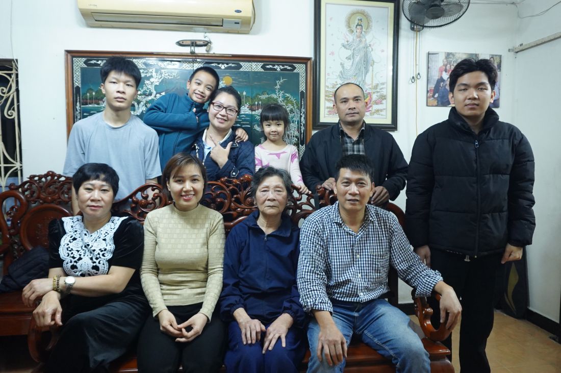 Family is not always full, but every reunion occasion, family members still try to take a photo together to preserve moments of attachment under one roof. Photo: Huyen Trang
