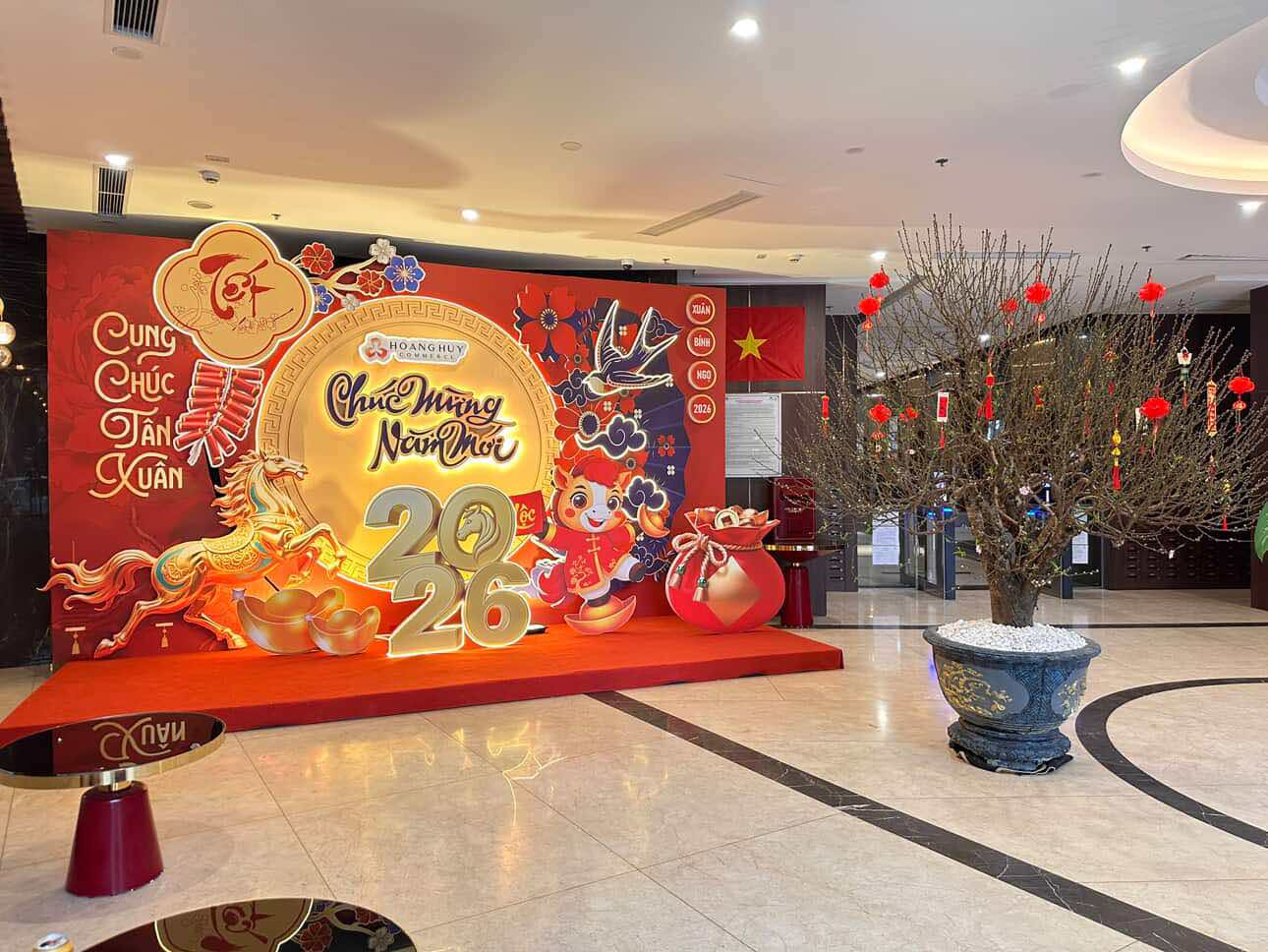 The space of the lobby of Hoang Huy apartment building (Hai Phong) is filled with the colors of Spring, signaling that Tet is very near. Photo: Song Anh