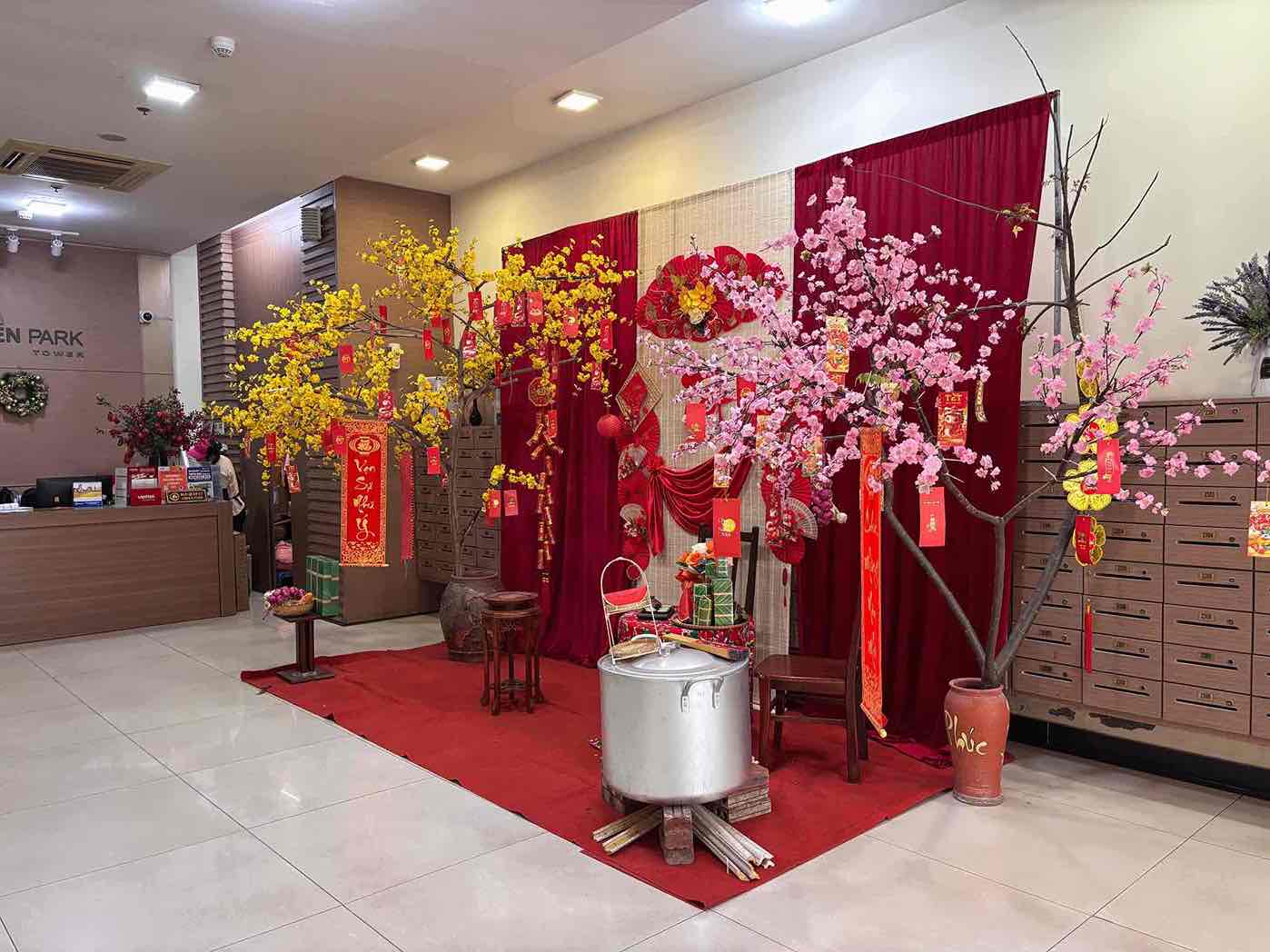 Góc sảnh chung cư Green Park (Hà Nội) cũng đã được trang trí đậm sắc Xuân, gợi nhắc không khí tất niên và sum vầy cuối năm. Ảnh: Song Anh