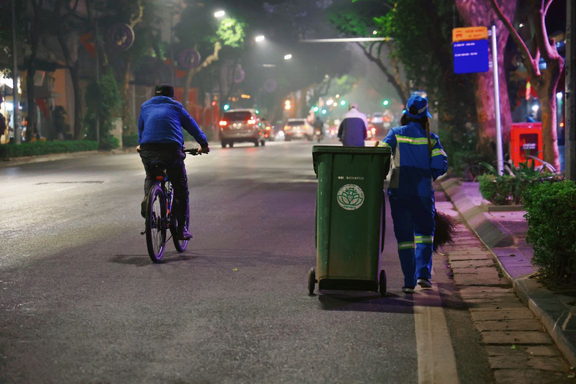 Công nhân môi trường sẵn sàng tăng ca, cùng góp sức giữ gìn đường phố sạch đẹp.