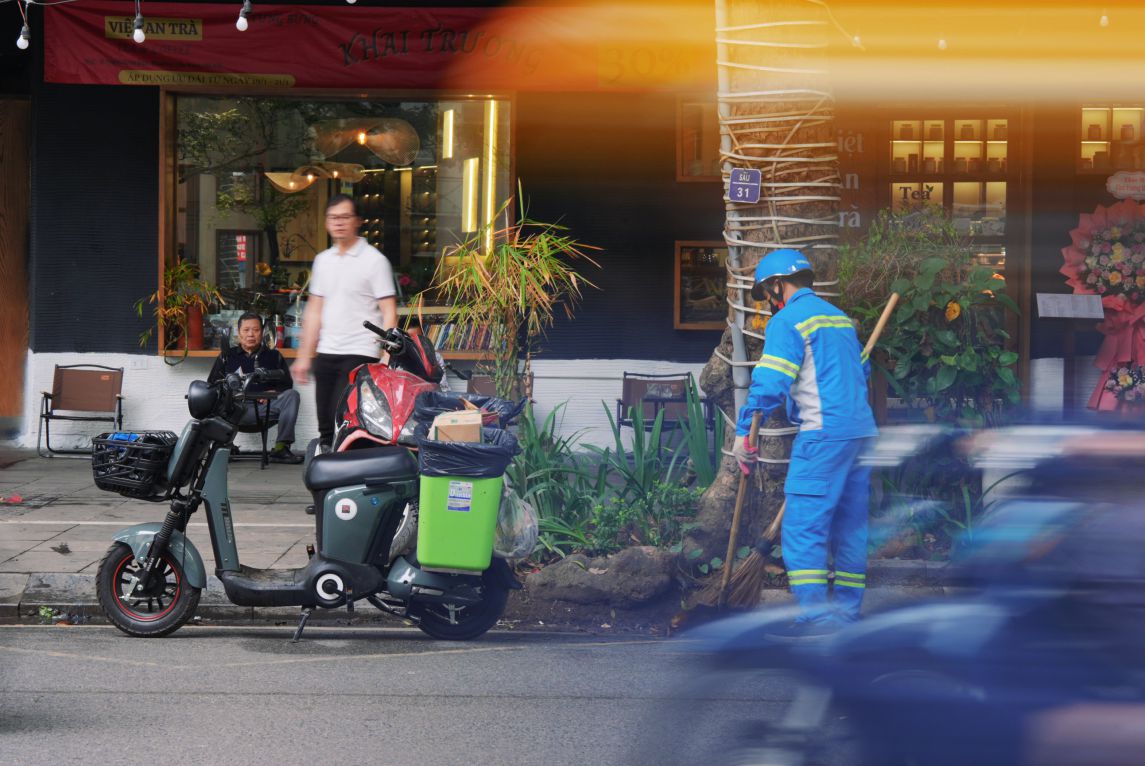  Hiện nay, công nhân vệ sinh môi trường đã bớt vất vả hơn khi được hỗ trợ di chuyển bằng xe điện.