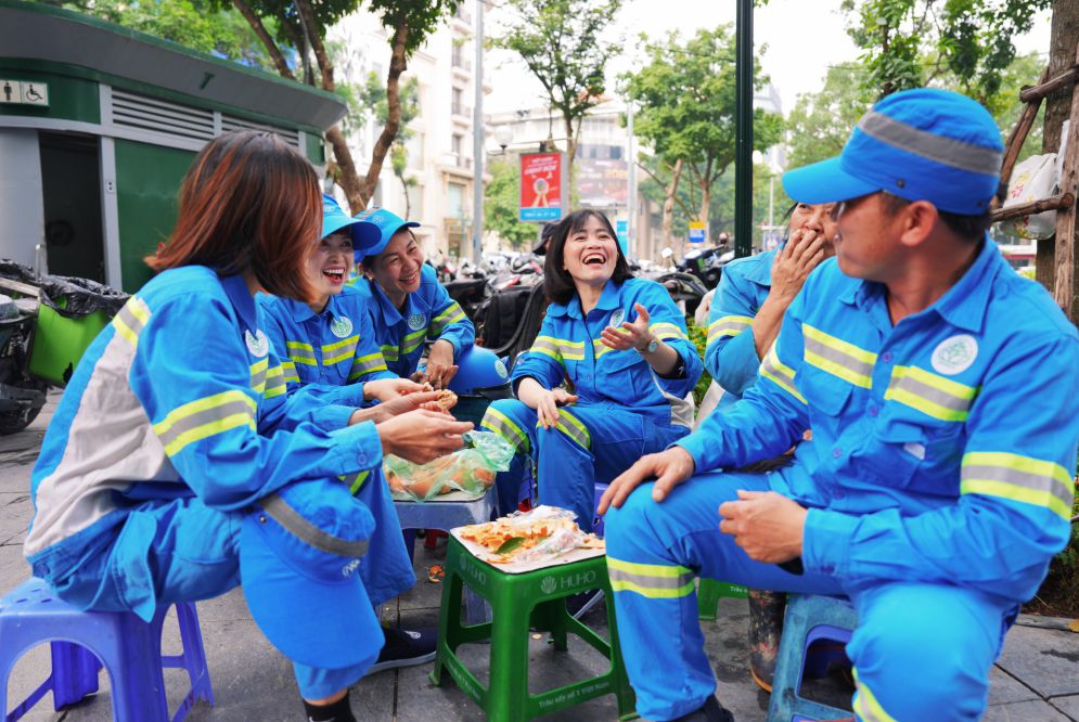 Đôi ba câu chuyện đời thường, những nụ cười sảng khoải tiếp thêm năng lượng cho công nhân môi trường trước khi bước vào ca làm việc tiếp theo.