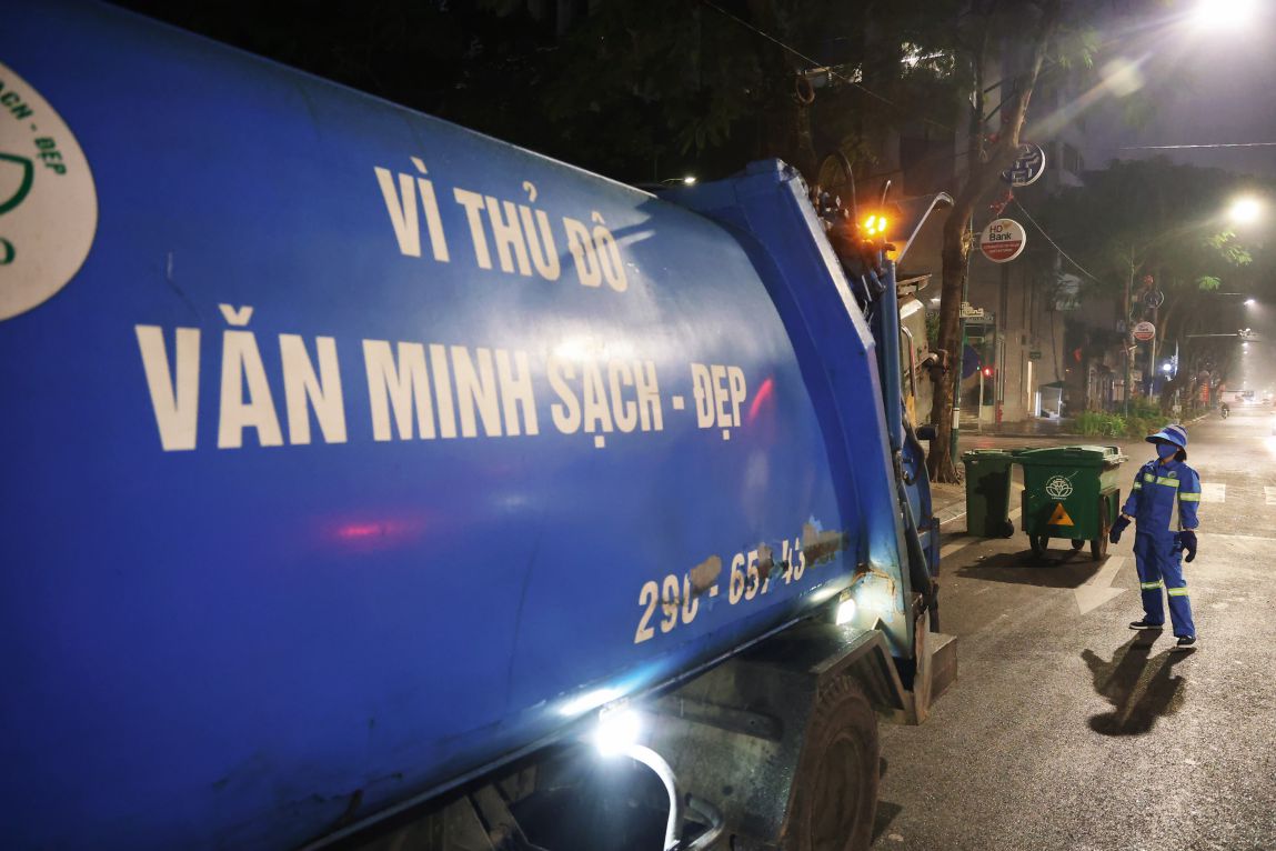 Each working shift of environmental workers usually lasts 8 hours. On holidays and Tet, they are all willing to work overtime, contributing to keeping the streets clean and beautiful.