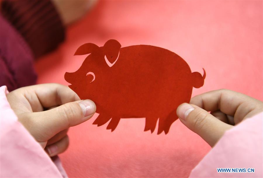 Prediction for the year of Binh Ngo 2026, people born in the year of the Pig need to balance work and rest. Photo: Xinhua