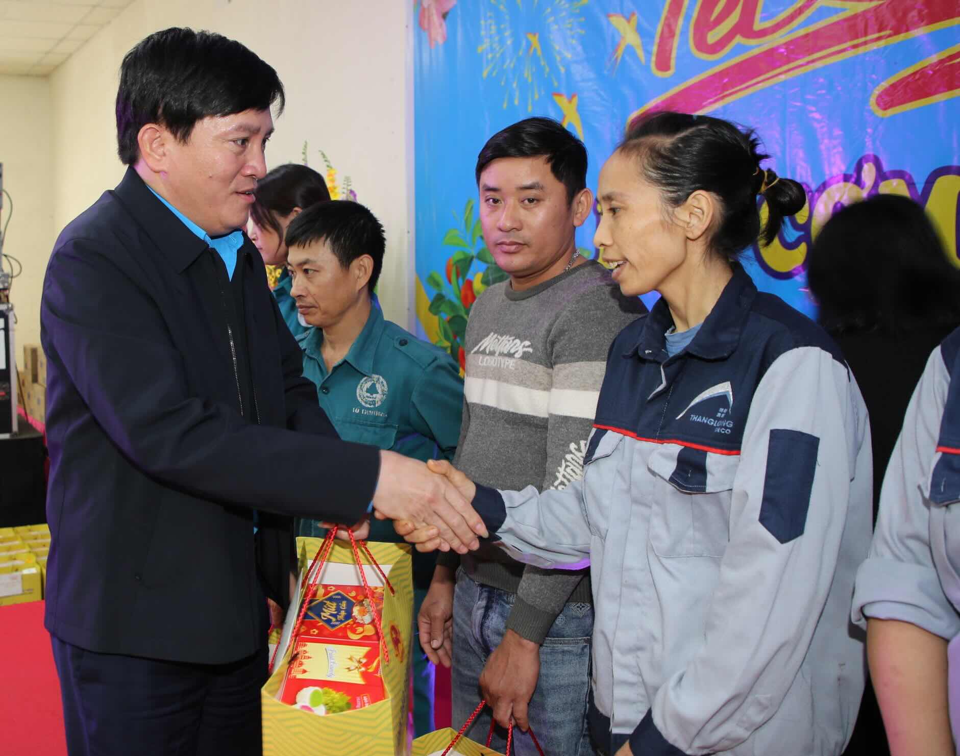 Mr. Nguyen Xuan Hung - Vice President of the Vietnam General Confederation of Labor presents Tet gifts in Quang Tri. Photo: Cong Sang