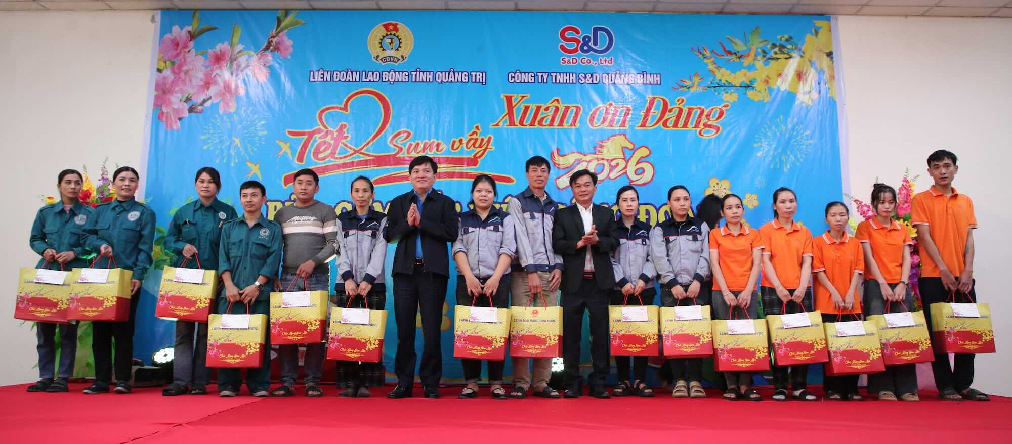 Trao quà cho công nhân, người lao động trong chương trình “Tết Sum vầy - Xuân ơn Đảng“. Ảnh: Công Sáng