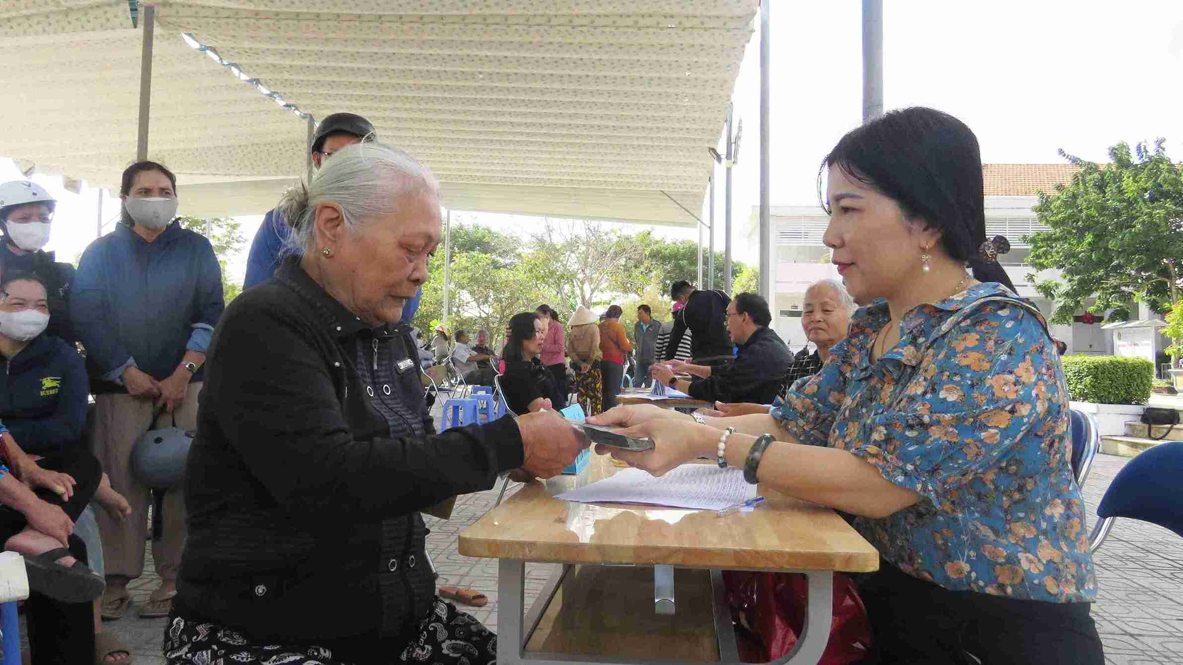 Nam Nha Trang Ward Front spends more than 1.1 billion VND to support flood victims to celebrate Spring and welcome Tet. Photo: Nhu Tuan