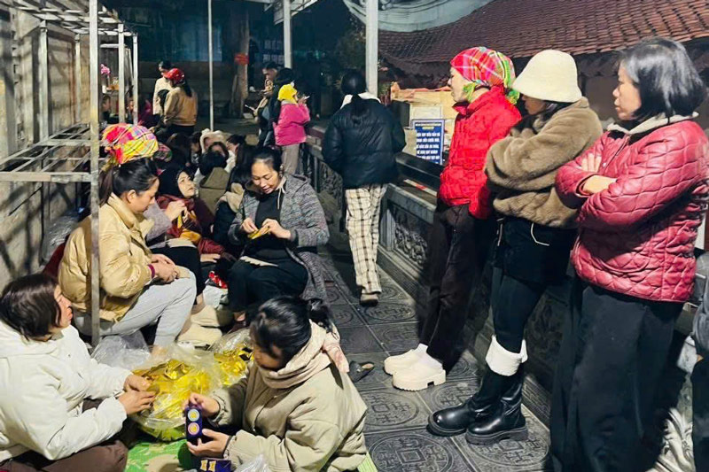 Người dân tụ tập tại đền Bảo Hà trước thông tin di dời tượng ông Hoàng Bảy vào cung cấm. Ảnh: Người dân cung cấp