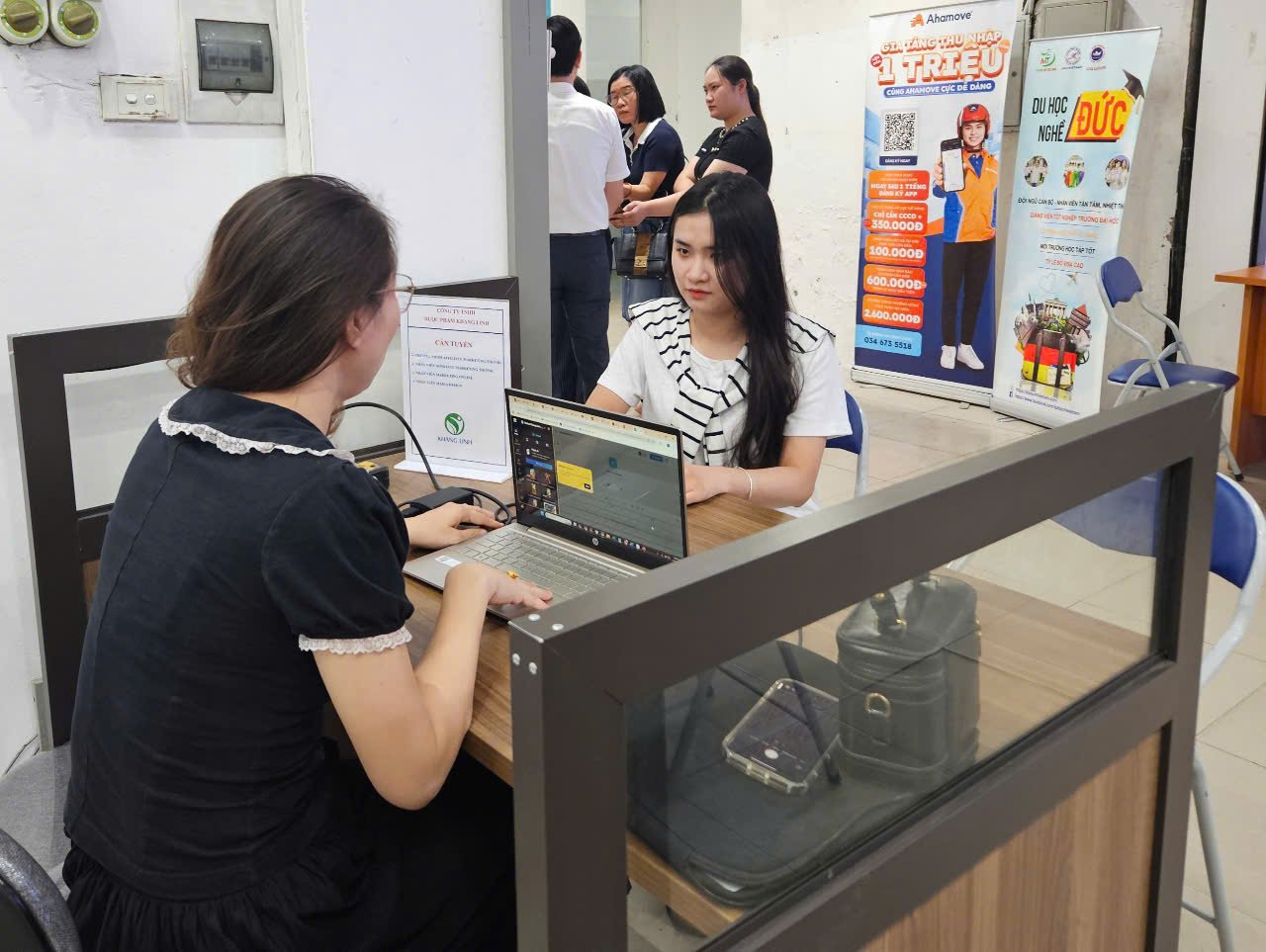 Hanoi Employment Service Center has just issued a notice on the organization and reorganization of the city's job exchange system. Photo: Quynh Chi