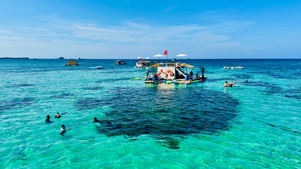 Du khách trải nghiệm lặn biển ngắm san hô ở đảo. Ảnh: Duy Tuấn