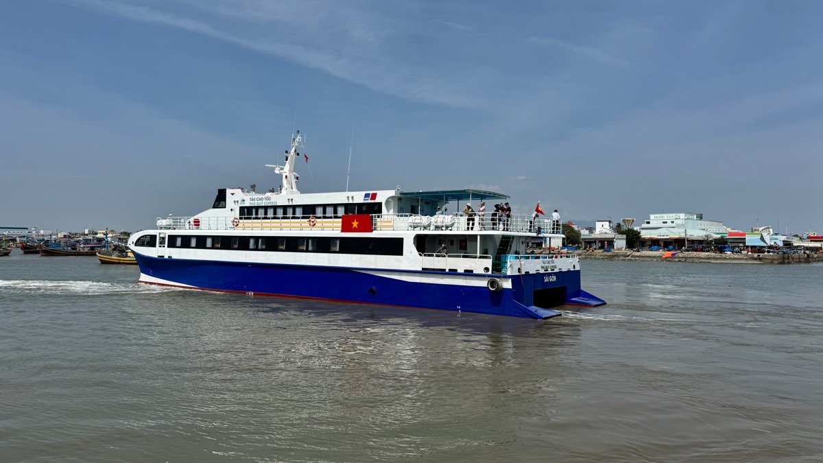 Tàu cao tốc đưa du khách ra đảo. Ảnh: Duy Tuấn