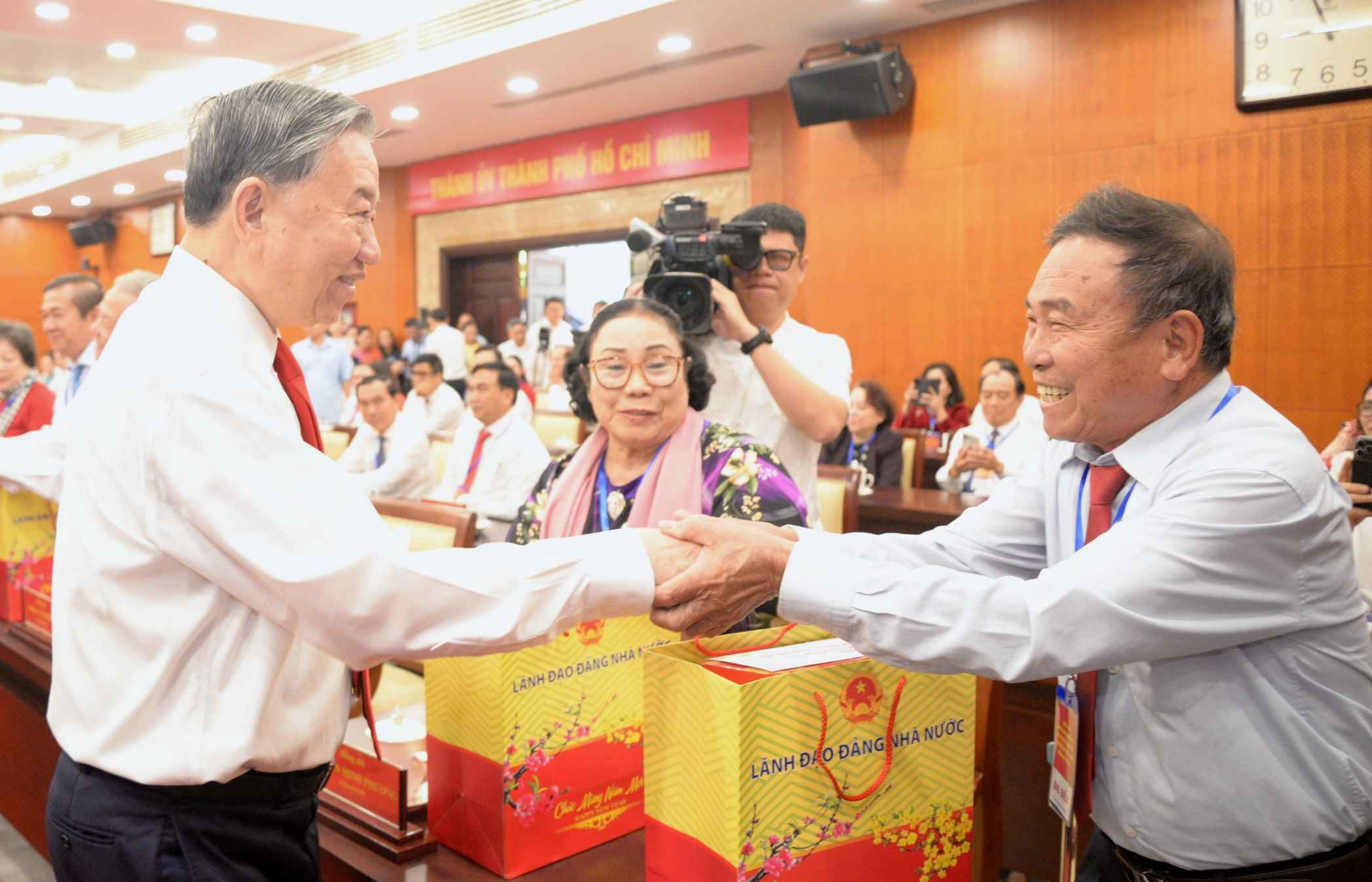 Tổng Bí thư Tô Lâm thăm hỏi, tặng quà đến gia đình chính sách, người có công tiêu biểu.  Ảnh: Hà Khánh