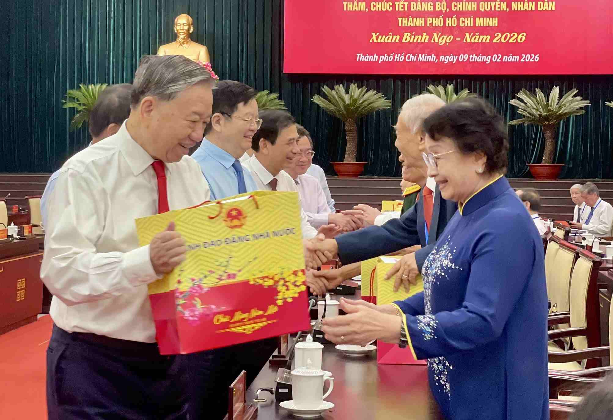 General Secretary To Lam visits and presents gifts to policy families and typical people with meritorious services. Photo: Ha Khanh