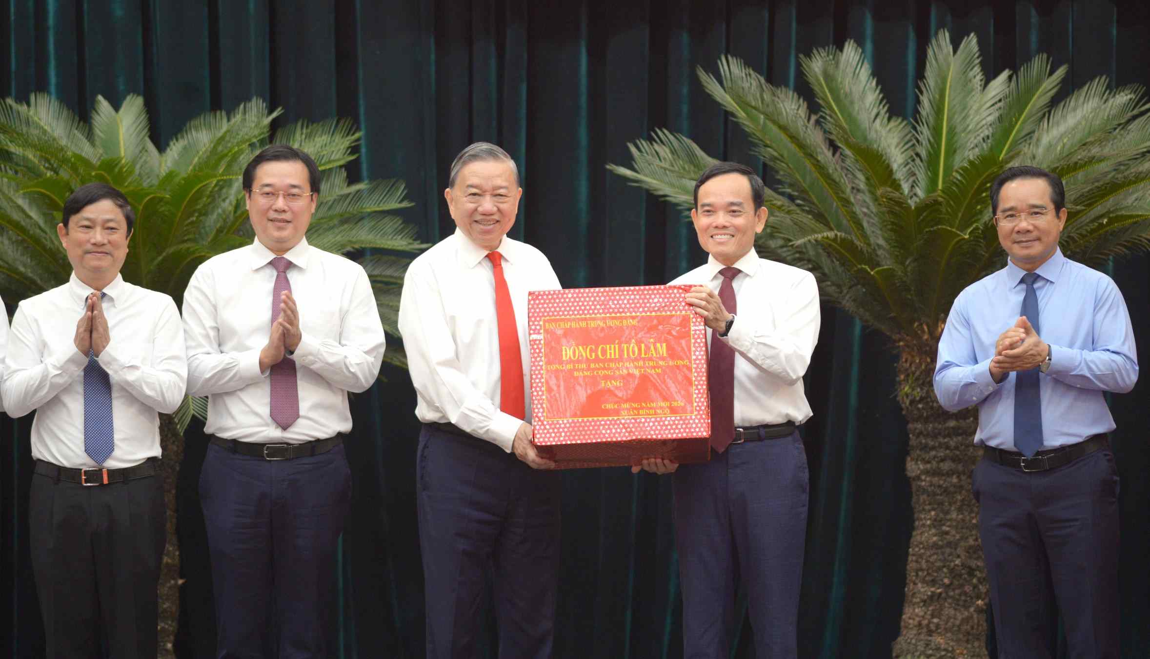Tổng Bí thư Tô Lâm trao quà tết đến Đảng bộ TPHCM nhân dịp Tết Bính Ngọ 2026.  Ảnh: Hà Khánh