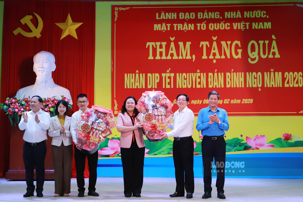 Phó Thủ tướng Chính phủ Hồ Quốc Dũng tặng quà cho xã Tuy Phước. Ảnh: Hoài Phương