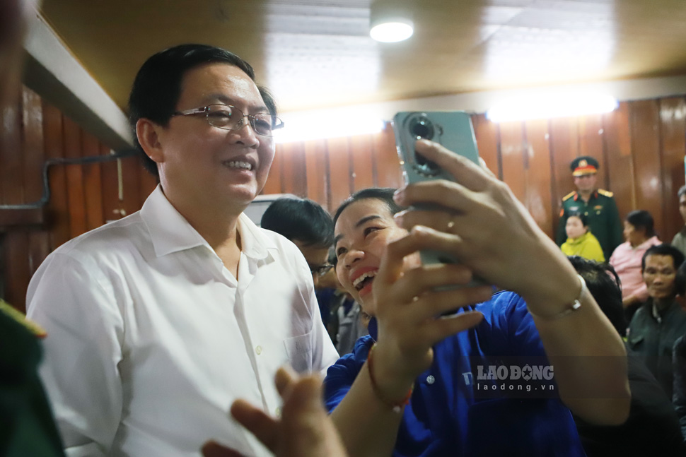 Workers in Gia Lai province are happy to be visited and given Tet gifts by Mr. Ho Quoc Dung - Member of the Party Central Committee, Deputy Prime Minister. Photo: Hoai Phuong