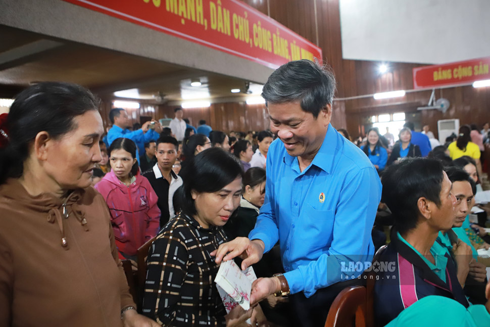 Phó Chủ tịch Tổng LĐLĐ Việt Nam Huỳnh Thanh Xuân trao quà Tết cho công nhân lao động. Ảnh: Hoài Phương