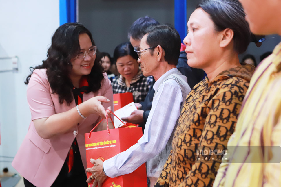 Một số hình ảnh trao quà Tết cho người dân, công nhân lao động tại chương trình. Ảnh: Hoài Phương