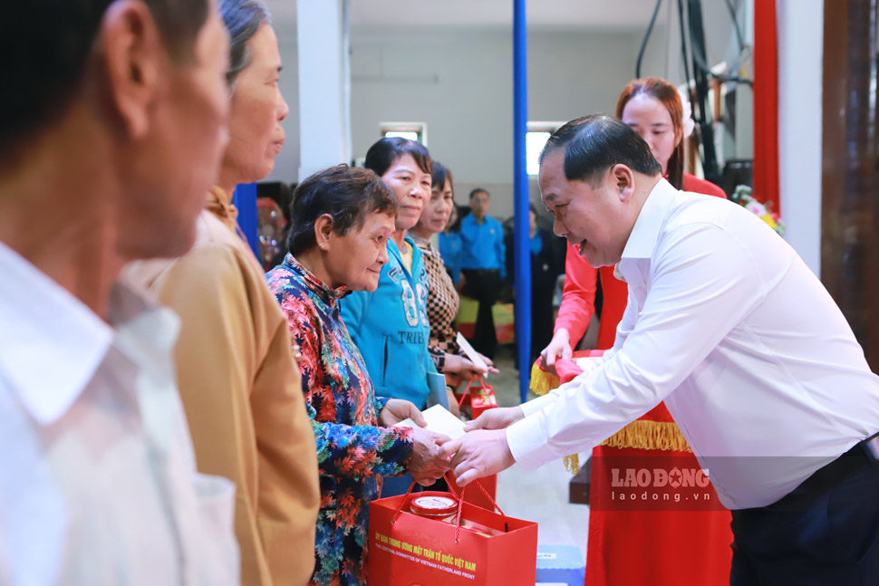 Ông Nguyễn Phi Long - Ủy viên Ban Chấp hành Trung ương Đảng, Phó Bí thư Đảng ủy Mặt trận Tổ quốc và các Đoàn thể Trung ương - trao quà Tết cho người dân. Ảnh: Hoài Phương