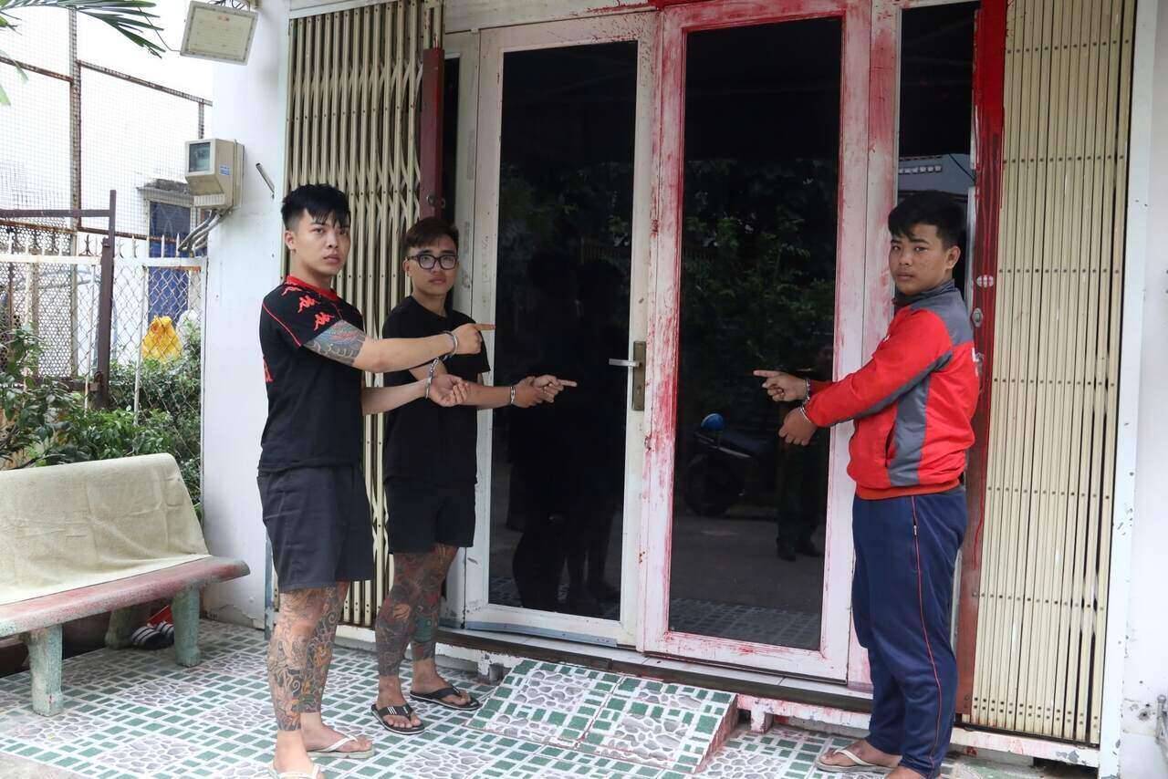 Ho Chi Minh City Police arrest a group of subjects from An Giang who came to Ho Chi Minh City to splash paint to demand debt