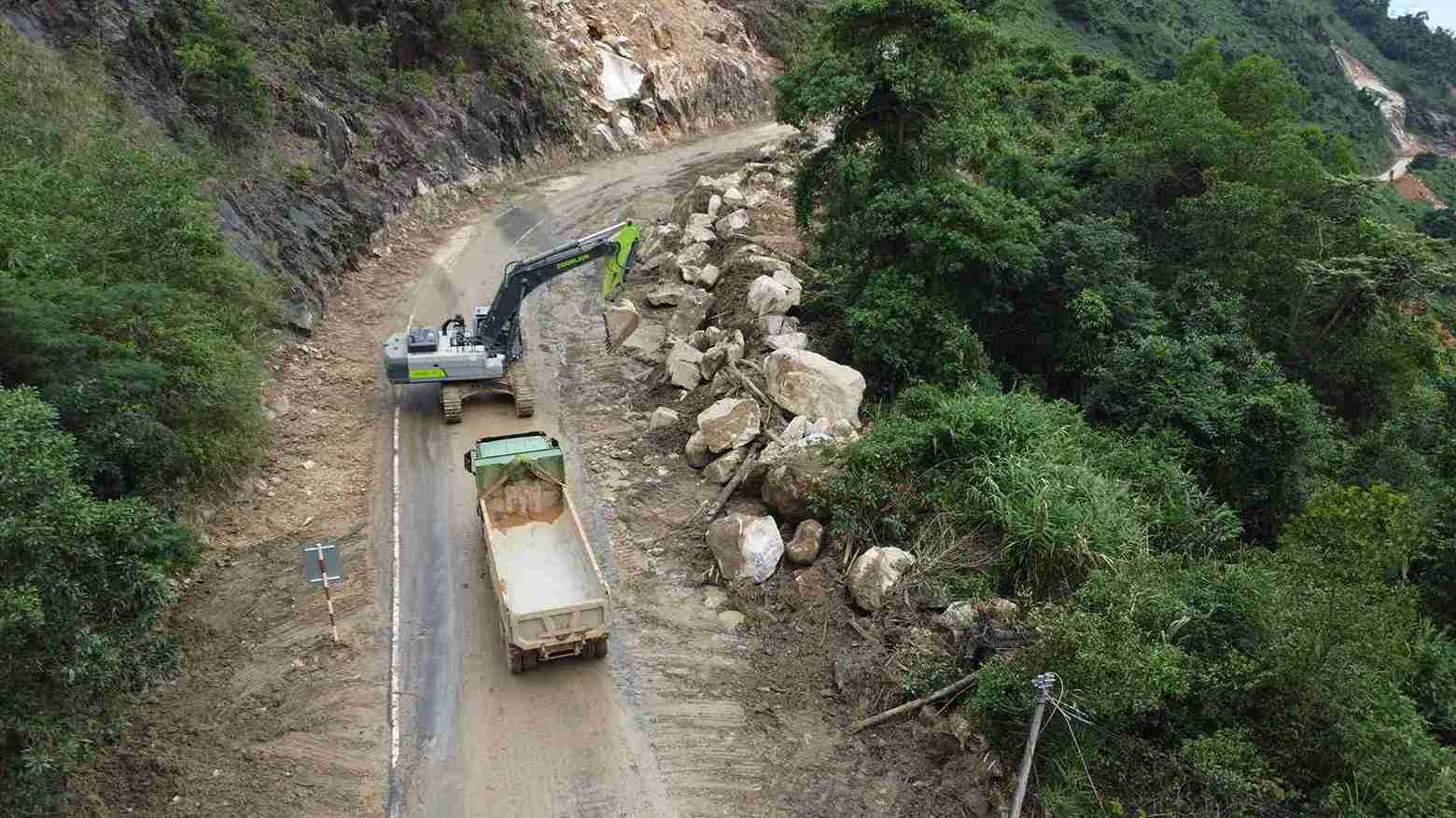 Nhiều tháng qua, các phương tiện cơ giới được tăng cường để khắc phục các điểm sạt lở trên đèo Khánh Lê. Ảnh: Bình Quý