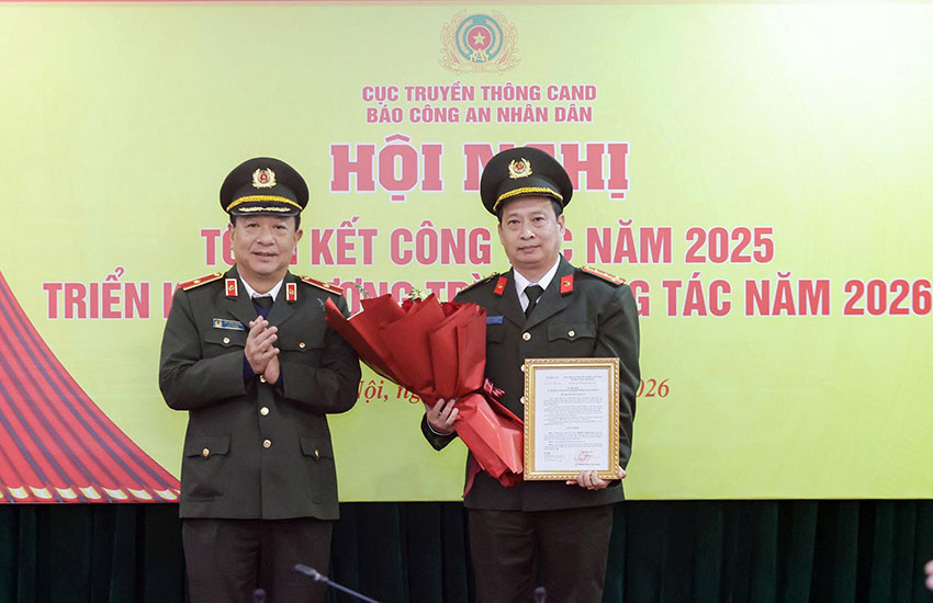 Major General Do Trieu Phong (left) presents the decision to Colonel Nguyen Thanh Binh. Photo: Q.Vinh
