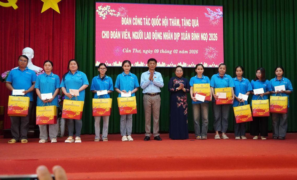 Ông Lâm Văn Mẫn và bà Hồ Thị Cẩm Đào taro quà cho đoàn viên, người lao động. Ảnh: Phương Anh