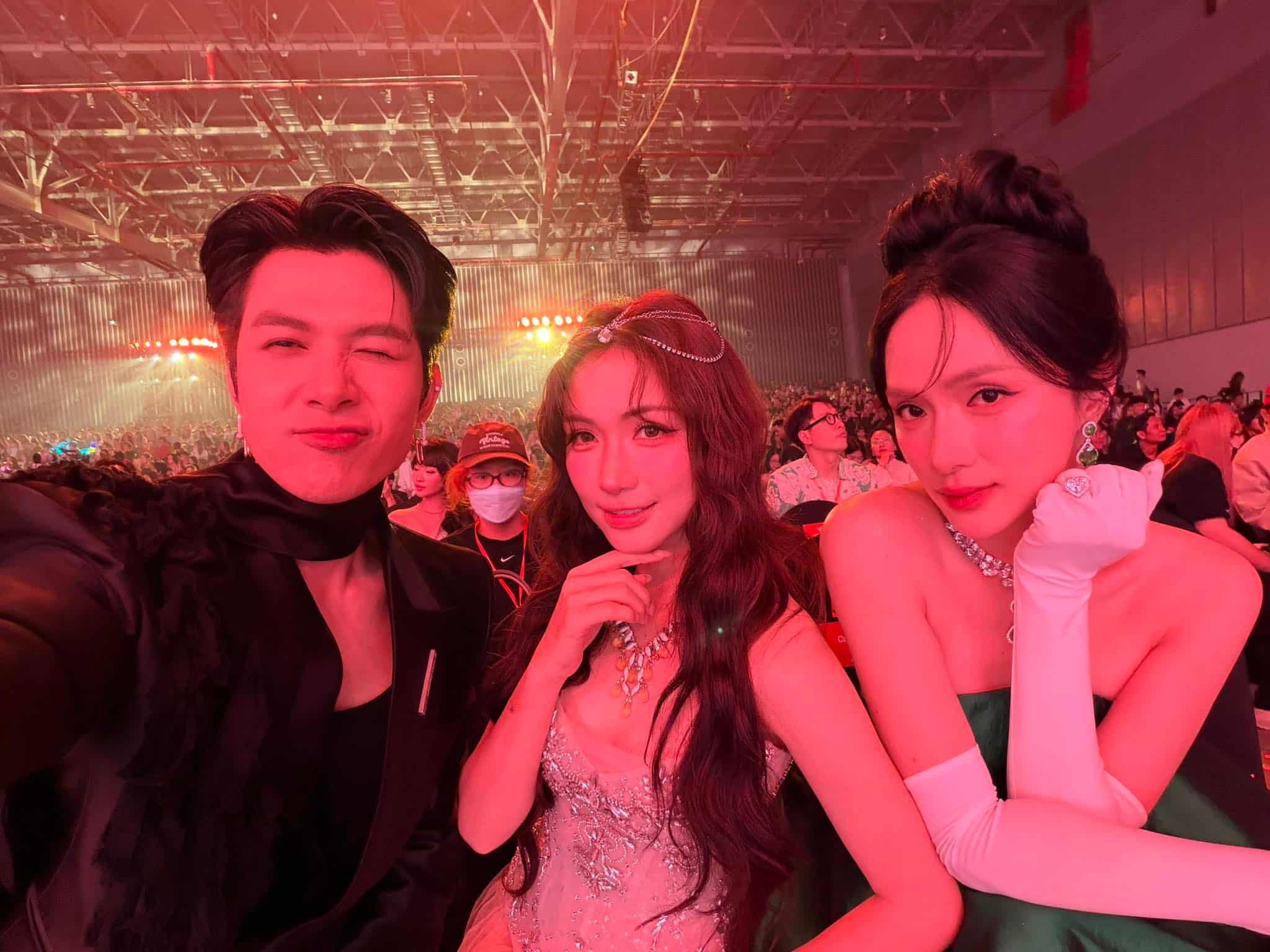 Hương Giang hội ngộ cùng Hòa Minzy và Anh Tú Atus. Ảnh NVCC