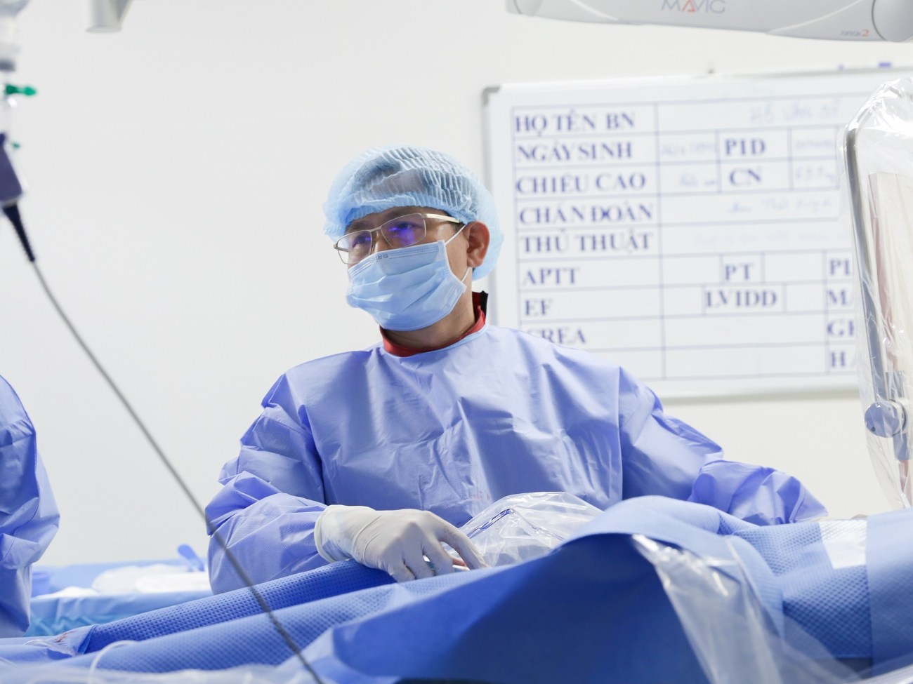 Bác sĩ Thụy đang tiến hành can thiệp cho bệnh nhân. Ảnh: Vinmec