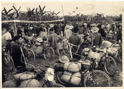 Đây là hình ảnh các đội dân công xe thồ tập trung chuẩn bị xuất phát, được mệnh danh là những chú “ngựa sắt” của thế kỷ 20. Ảnh: TLLS