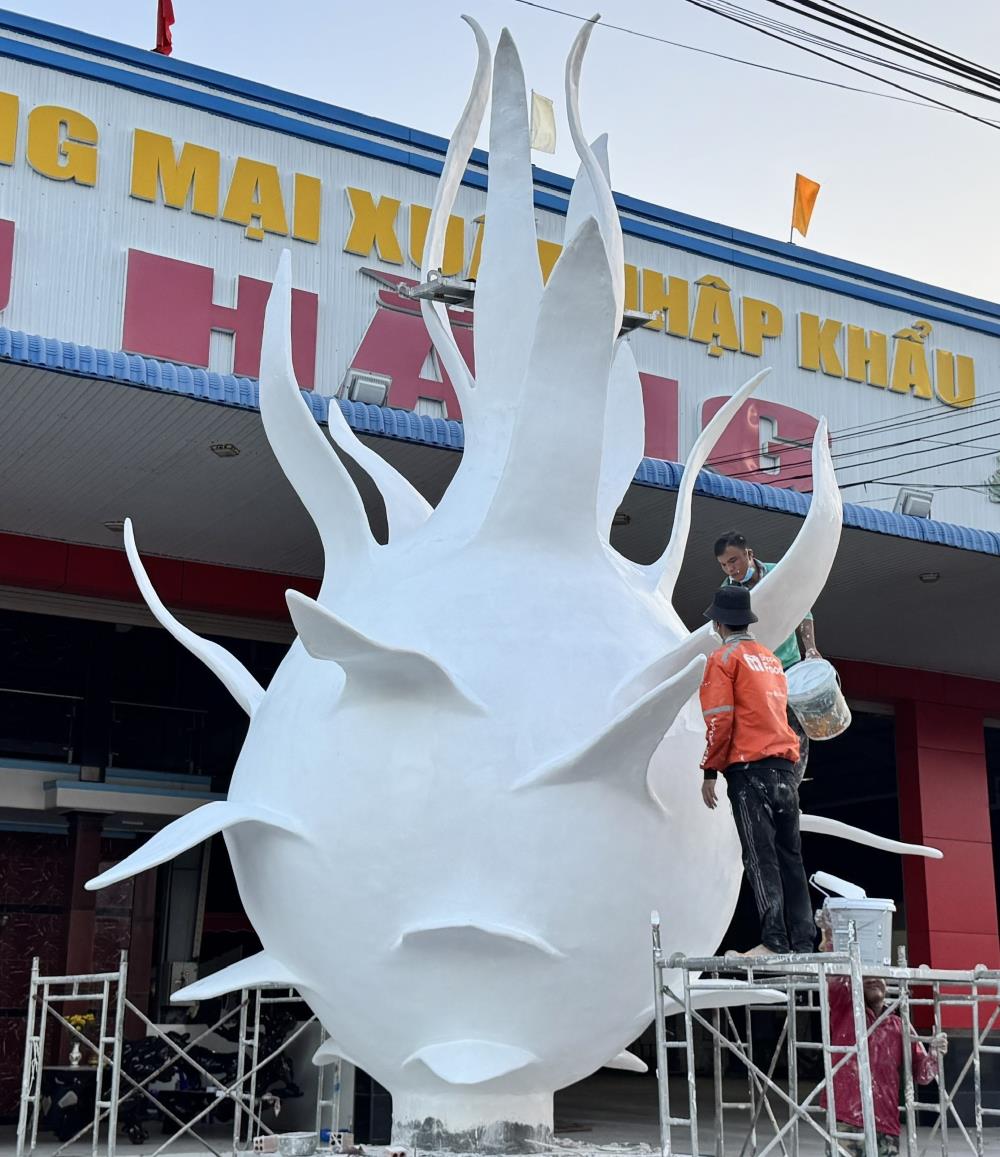 Nghệ nhân thi công quả thanh long. Ảnh: Duy Tuấn