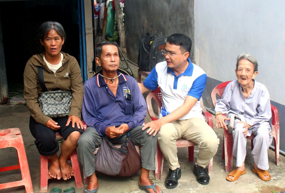 TS Võ Văn Sơn thăm hỏi vợ chồng chị Võ Thị Tuyết. Ảnh: Lục Tùng