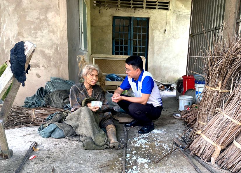 TS Võ Văn Sơn trong lần thăm, tặng quà cho cụ bà neo đơn ở xã Nhị Bình, tỉnh Đồng Tháp. Ảnh: VNCC