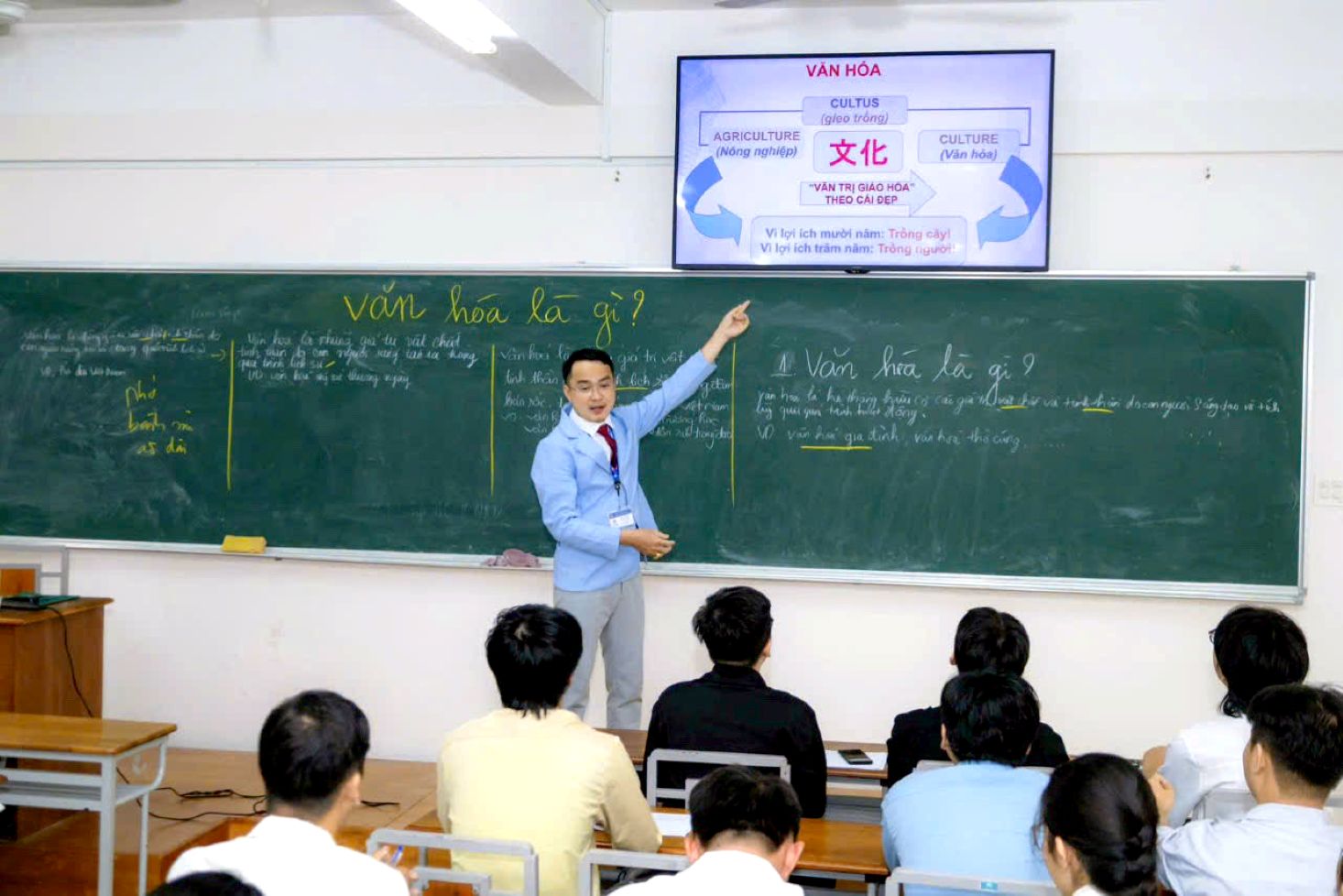 TS Võ Văn Sơn trong giờ giảng dạy tại Đại học Tiền Giang. Ảnh: NVCC