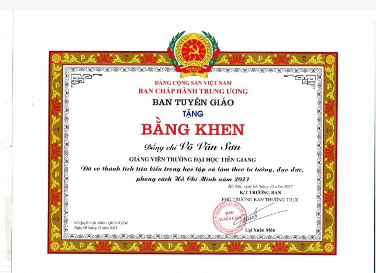 Bằng khen của Ban Tuyên giáo Trung ương tặng cho Võ Văn Sơn vì có thành tích tiêu biểu trong học tập và làm theo tư tưởng, đạo đức, phong cách Hồ Chí Minh. Ảnh: NVCC