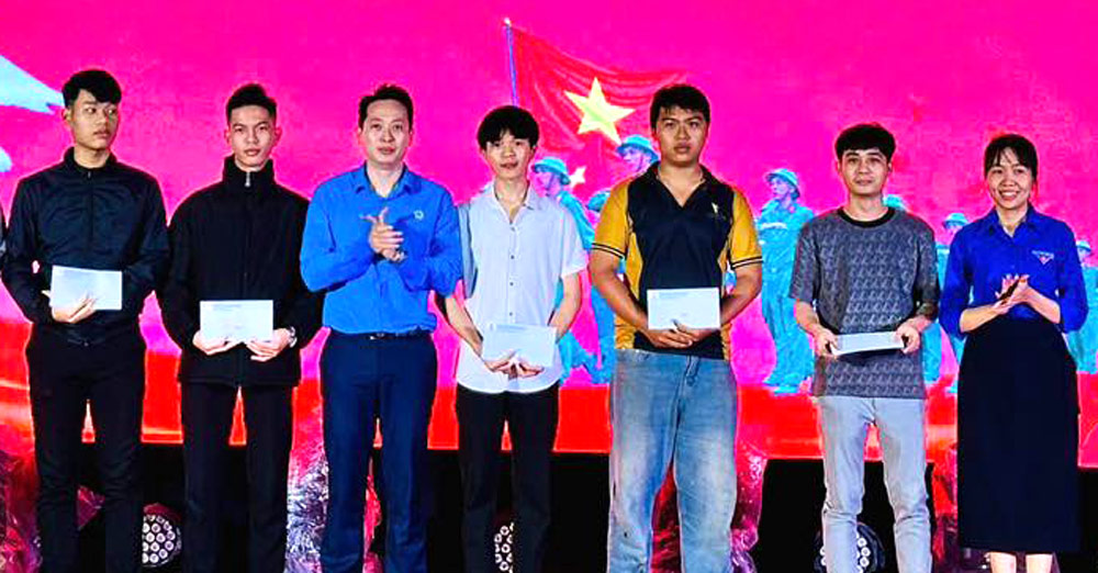 An Khe Ward Trade Union, Da Nang presents Tet gifts to union members and workers. Photo: An Khe Trade Union.