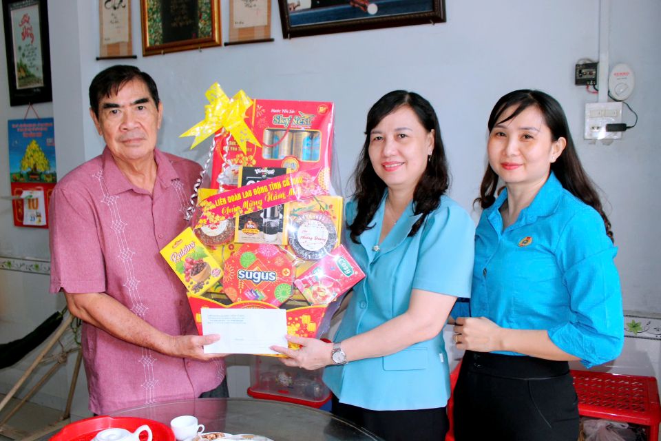 Chủ tịch LĐLĐ tỉnh Cà Mau Huỳnh Út Mười (thứ hai, từ phải sang) thăm, chúc Tết gia đình đồng chí Ngô Minh Chiến - nguyên Chủ tịch LĐLĐ tỉnh Cà Mau. Ảnh: Thiệu Vũ