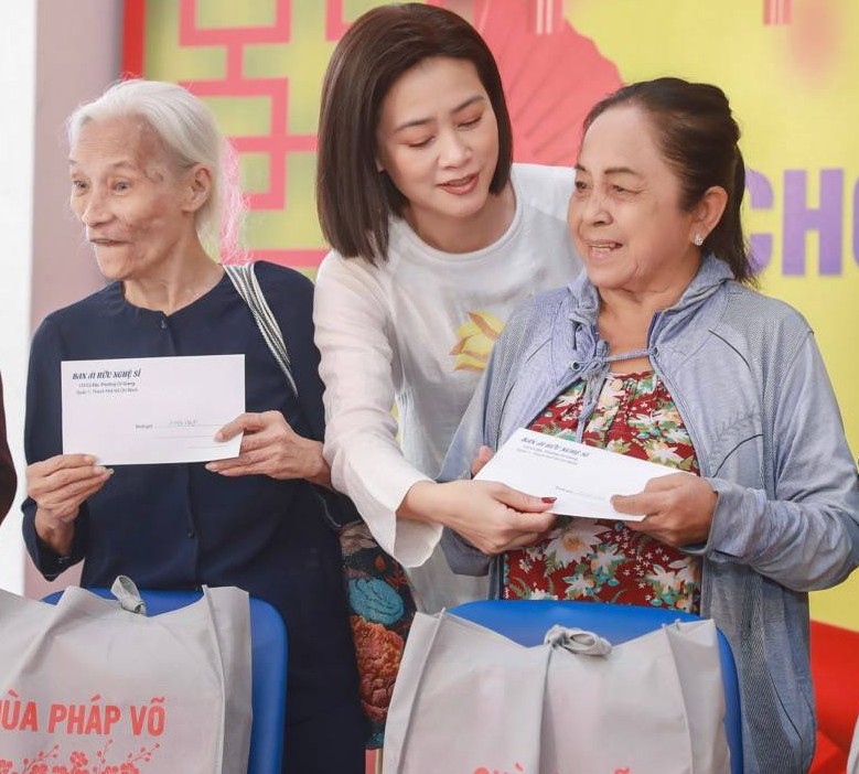 Nghệ sĩ Bo Bo Hoàng (ngoài cùng từ trái qua). Ảnh: Ban tổ chức.