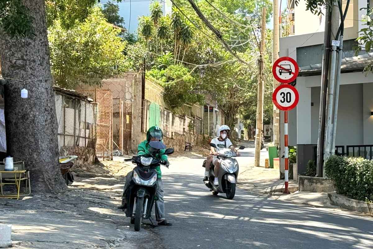 No-entry sign for cars to enter Hai Dang road leading to Nui Nho. Photo: Thanh An
