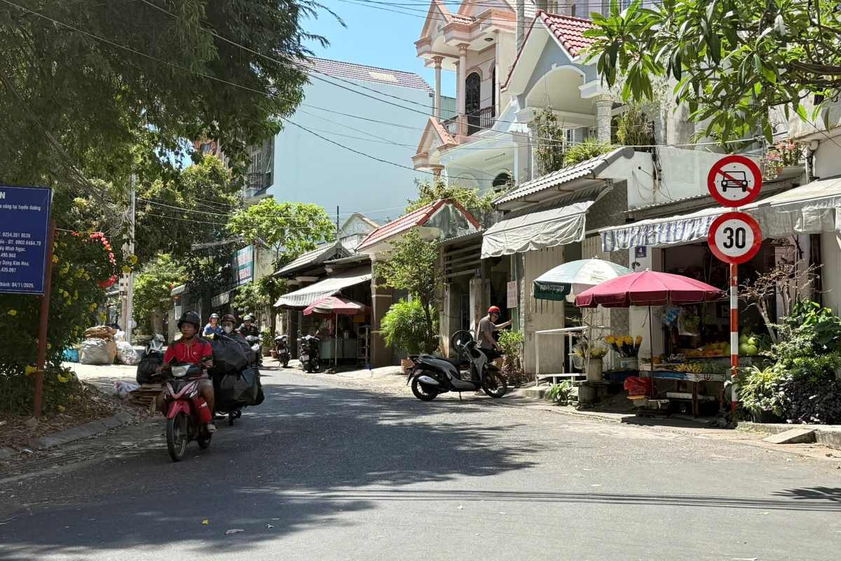 Biển cấm ô tô lưu thông vào đường Vi Ba dẫn lên núi Lớn. Ảnh: Thành An