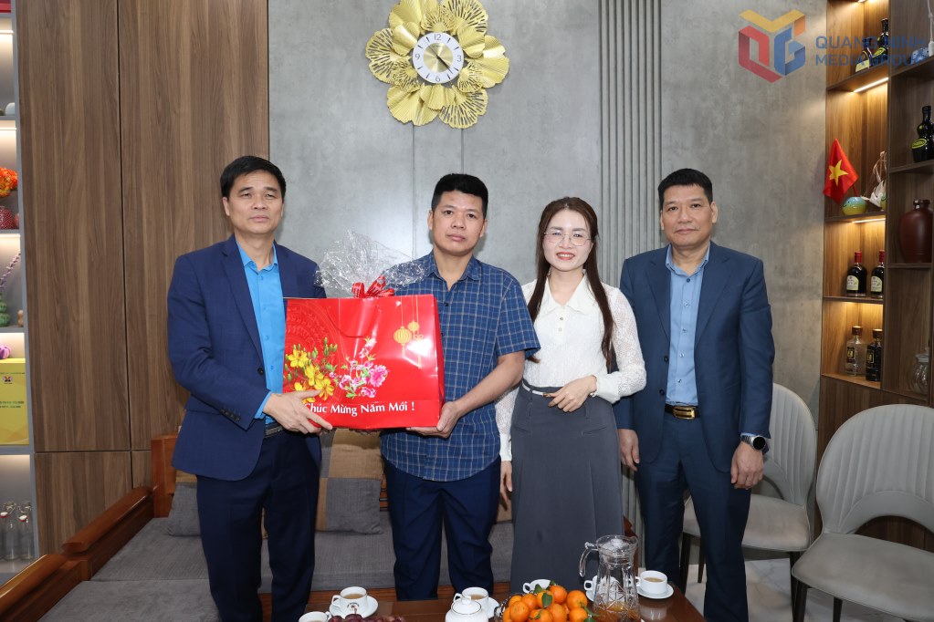 Vice President of the Vietnam General Confederation of Labor Ngo Duy Hieu presents gifts to the family of Mr. Do Van Loi - miner of Workshop No. 1 Thanh Cong, Hon Gai Coal Company. Photo: Pham Hoc