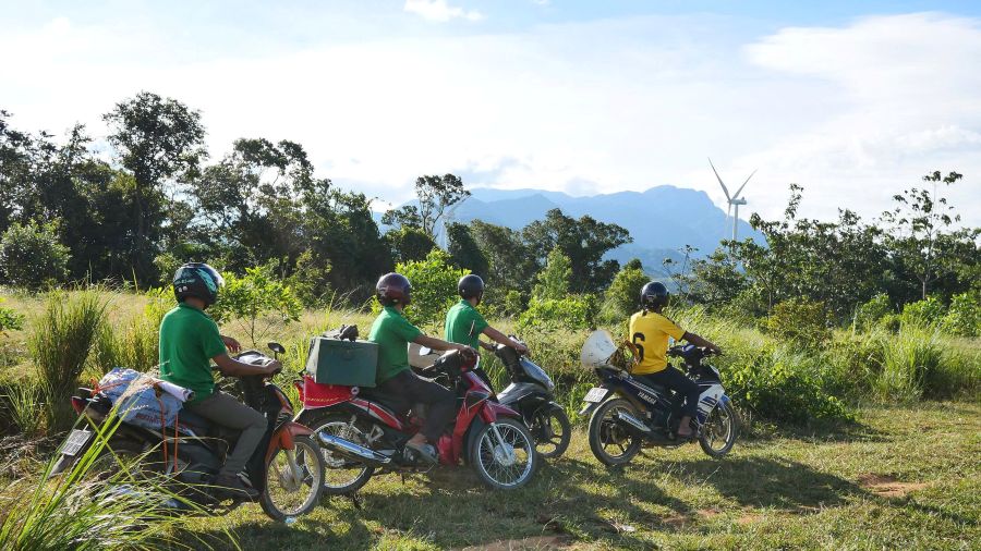Đội chiếu phim số Trung tâm Văn hóa điện ảnh Quảng Trị đến với bản làng của người Vân Kiều, Pa Kô. Ảnh: Thanh Trung
