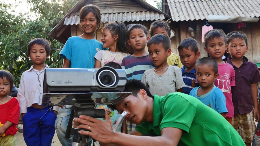 Những đứa trẻ háo hức khi đoàn chiếu phim lưu động về với bản làng. Ảnh: Thanh Trung