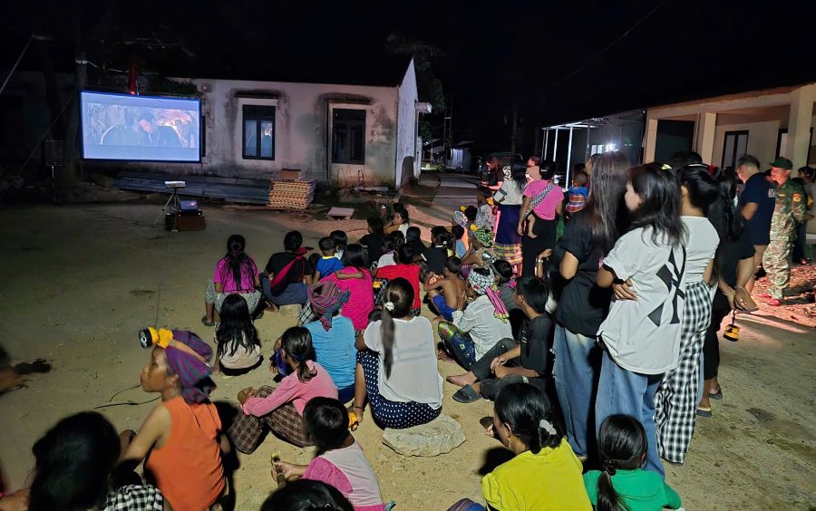 Mobile film projectionists still persistently cross mountains, forests, and mountains to bring films back to their villages. Photo: Thanh Trung