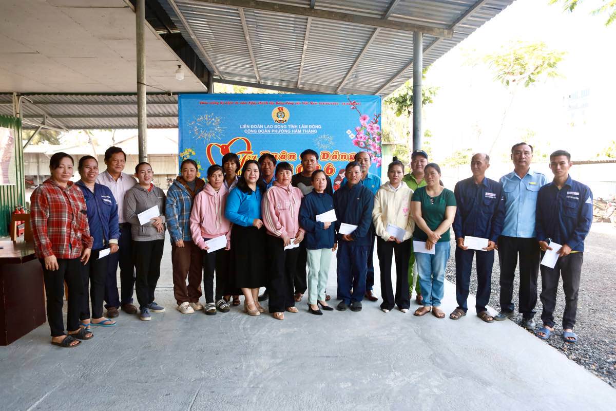 Các đoàn viên, công nhân lao động nhận quà Tết sum vầy của tổ chức công đoàn. Ảnh: Duy Tuấn 