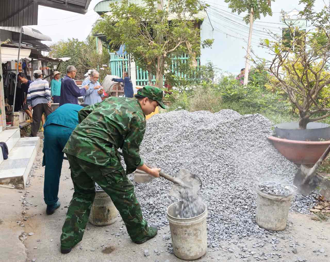 Cán bộ, chiến sĩ tham gia làm đường. Ảnh: Huỳnh Hoà