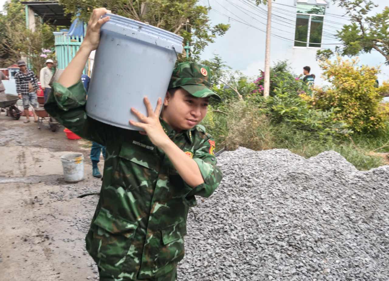 Officers and soldiers of Long Binh Border Guard Station join hands to build roads and protect the border from the hearts of the people. Photo: Huynh Hoa