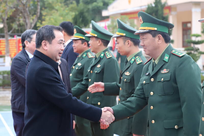 Minister of Agriculture and Environment Tran Duc Thang visits Chieng Son Border Guard Station. Photo: Nhat Minh