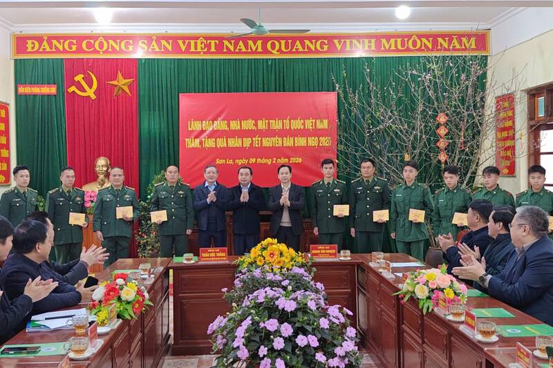 Bộ trưởng Trần Đức Thắng cùng Đoàn công tác tặng quà Tết cho đồn biên phòng Chiềng Sơn và chiến sĩ có hoàn cảnh khó khăn. Ảnh: Nhật Minh